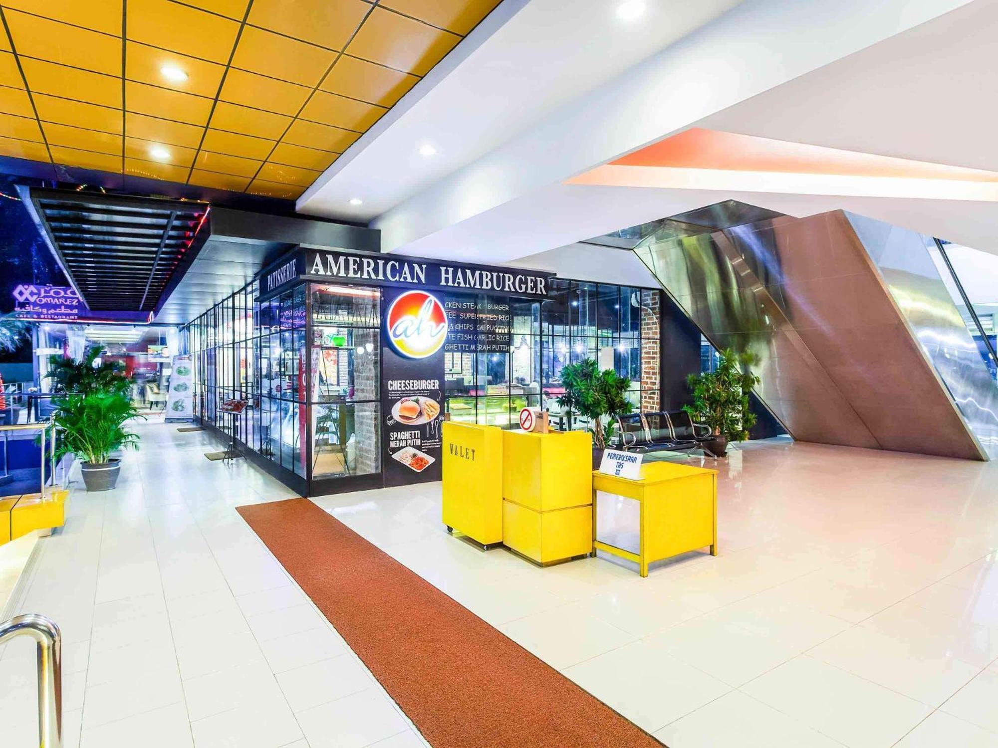 Ibis Budget Jakarta Cikini Exterior photo